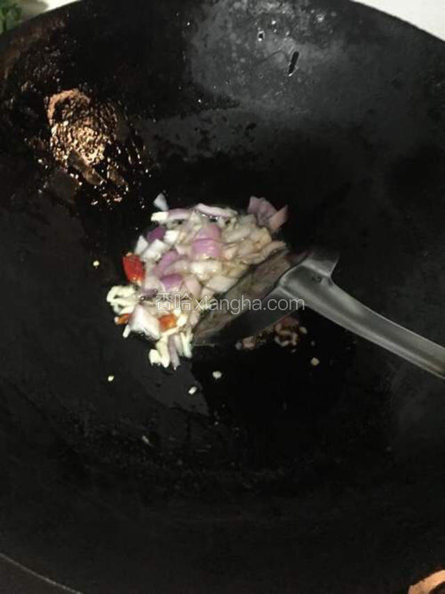 起油锅煸炒配菜