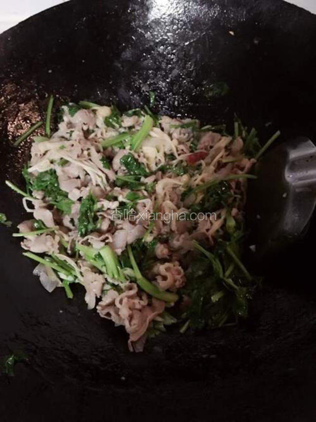 把香菜都添加进去，加入少许酱油上色，放适量鸡精再进行翻炒