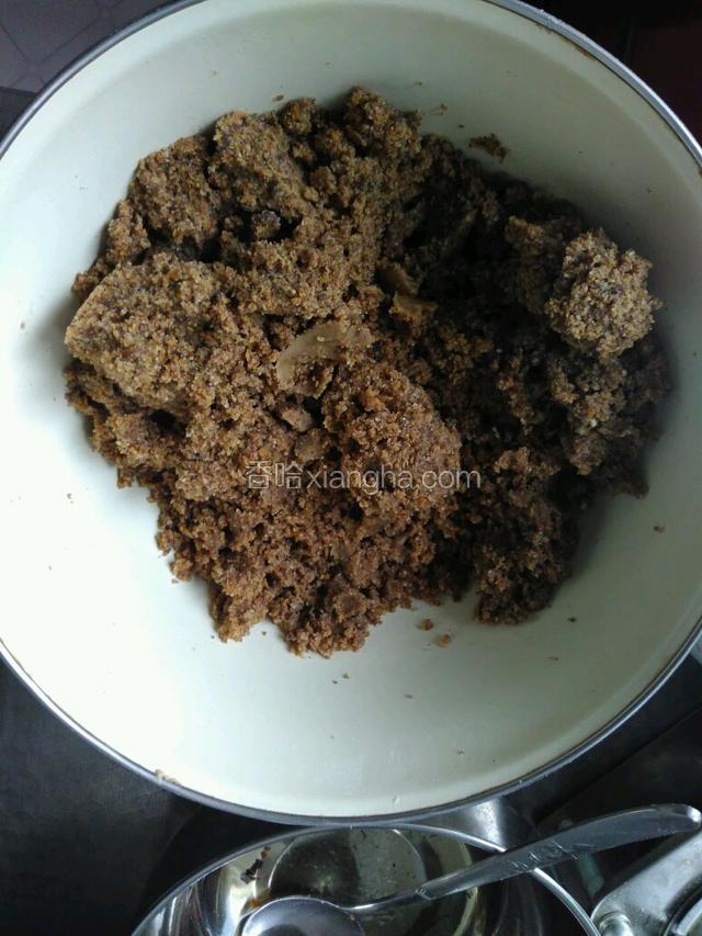 馅料部分：把熟面，熟油，糖粉B，盐B，次料，花椒粉，大葱和鸡精混合均匀