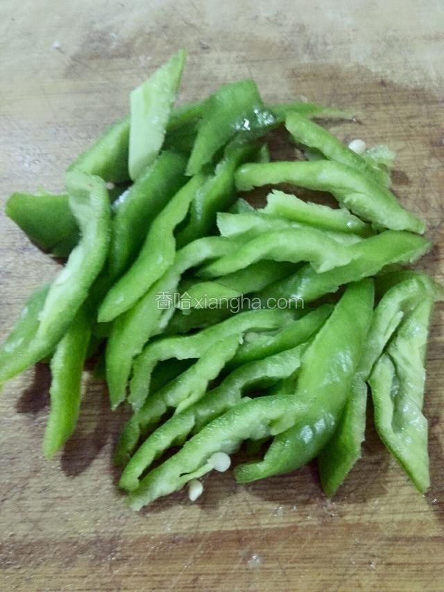青椒切小块。