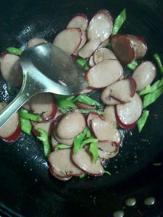 加入青椒块，继续翻炒。