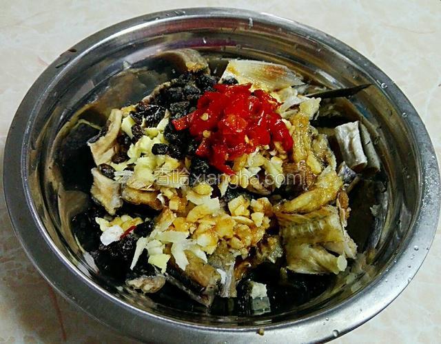 然后鱼斩段，放入姜，蒜，豆豉，2勺子生抽，3勺子料酒，1勺子多盐，4勺子花生油，1勺子剁椒拌均匀