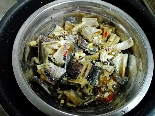 然后加入适量水放电压锅里