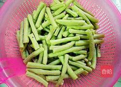 豆角炒猪肉的做法图解1