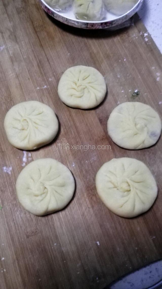 然后用手按扁，用擀面杖轻轻擀开。