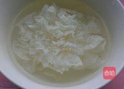 雪菊银耳羹的做法图解1