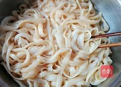 芹菜炒河粉的做法图解1