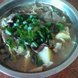 蘑菇白菜土豆粉条汤的做法[图]