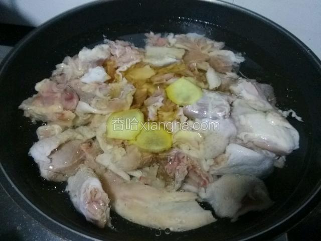 冷水下鸭肉，放点姜，黄酒。