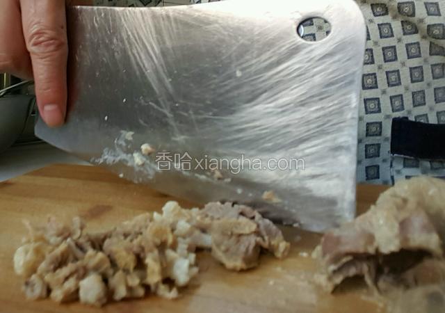 煮熟的羊肉捞出，放晾后切成小丁