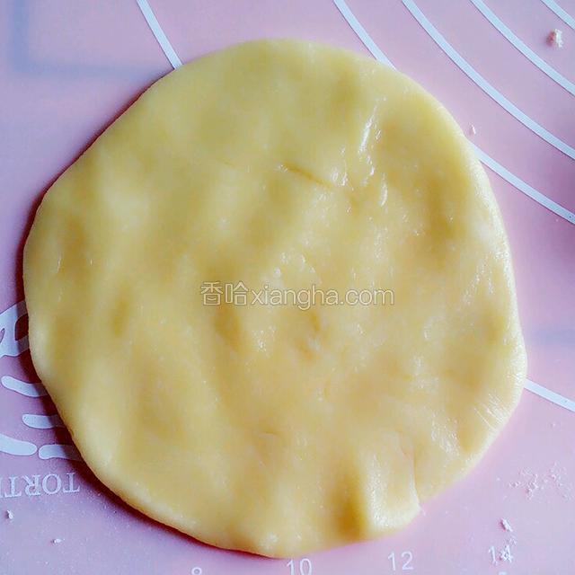 将酥皮面团擀成圆形面片