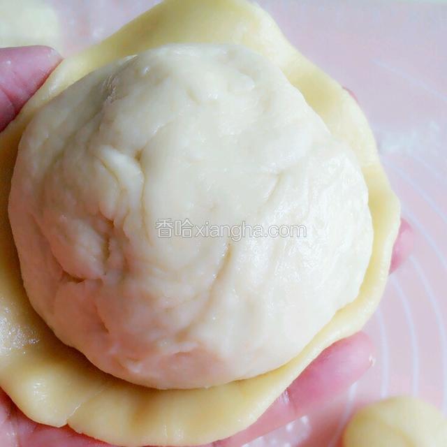 将发酵面团放入酥皮包起来
