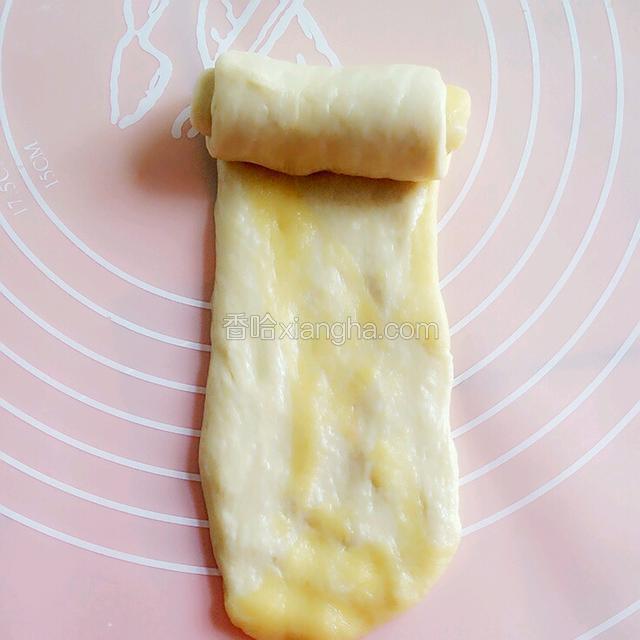 卷起来。再擀成长片再卷起来。共三次。