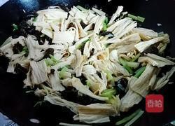 芹菜木耳炒腐竹的做法图解7