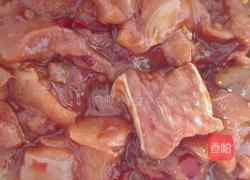 胡萝卜烧鸡肉的做法图解2