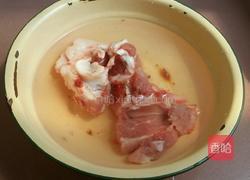 胡萝卜淮山筒骨汤的做法图解2