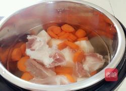 胡萝卜淮山筒骨汤的做法图解6