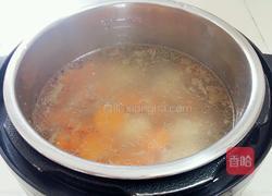 胡萝卜淮山筒骨汤的做法图解8