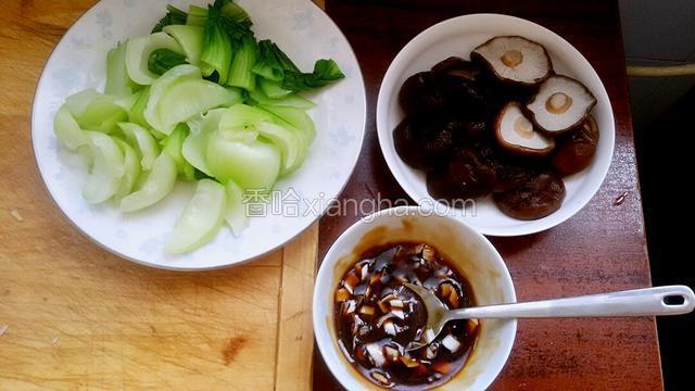 准备碗汁，（把蚝油，生抽，盐，糖，葱花放入碗中兑勻）香菇，油菜焯水过凉控干水份，油菜切碎，香菇表面划十字花刀