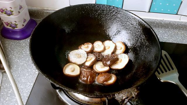 锅中放少许食用油，油热下入香菇翻炒