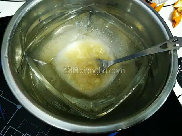 隔热水融化，搅拌。