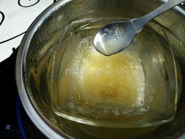 不停加热溶解，搅拌，直至吉利丁粉全部变成液体，没有颗粒，成透明状。