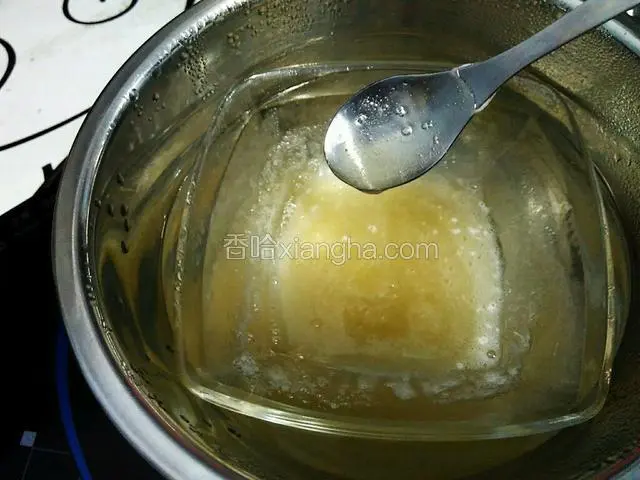 不停加热溶解，搅拌，直至吉利丁粉全部变成液体，没有颗粒，成透明状。