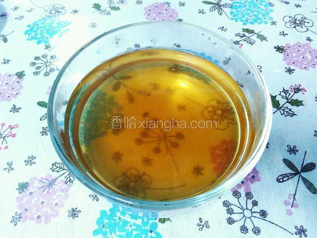 花茶泡好分别倒出，去除花叶。玫瑰布丁和菊花布丁制作过程一样，只是取材不同，这里便只写玫瑰的过程。