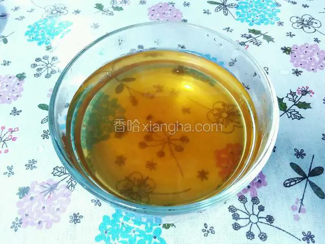 花茶泡好分别倒出，去除花叶。玫瑰布丁和菊花布丁制作过程一样，只是取材不同，这里便只写玫瑰的过程。