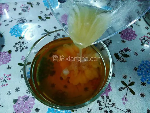 花茶稍微晾凉后，将吉利丁溶液缓慢倒入花茶汤中。