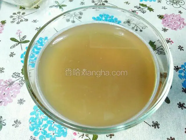 搅拌均匀，使花茶汤完全没有茶末和气泡。稍微晾凉。