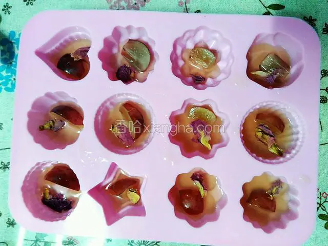 在每个模块里放上一片玫瑰花瓣和一小块红提。