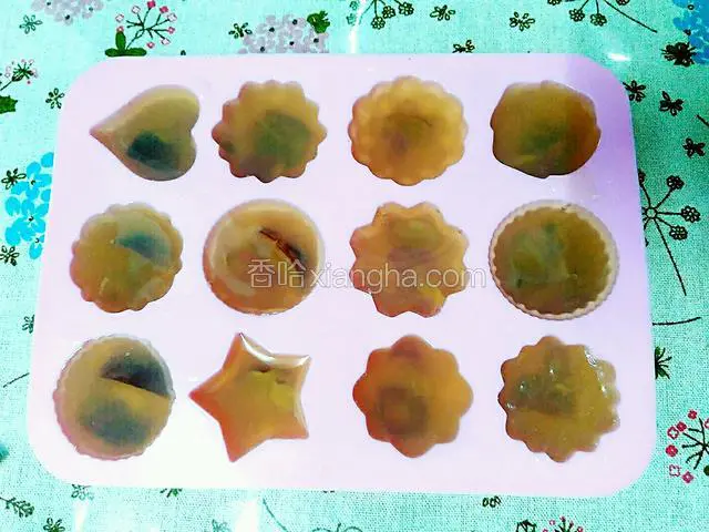 冷藏后，再从冰箱拿出。再加入玫瑰花溶液填满小格子。












同理，菊花茶的加入菊花茶溶液。