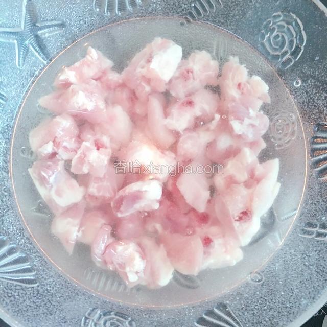 排骨斩小块浸泡清水10一15分钟去腥及脏血水