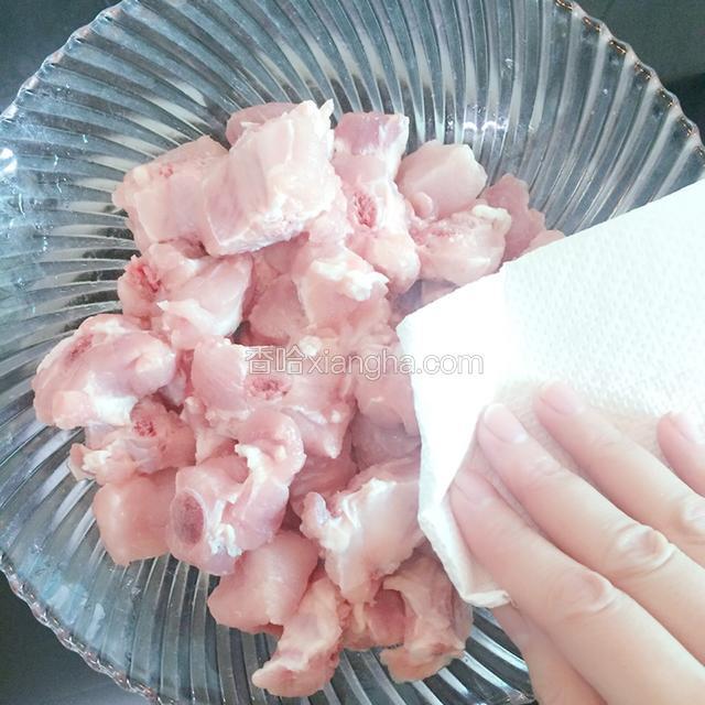 将排骨沥水、可以用厨房纸巾吸干水份
