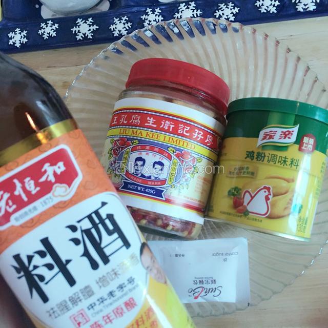 备辣腐乳一块、生抽少许、鸡粉、盐、白砂糖各少许
