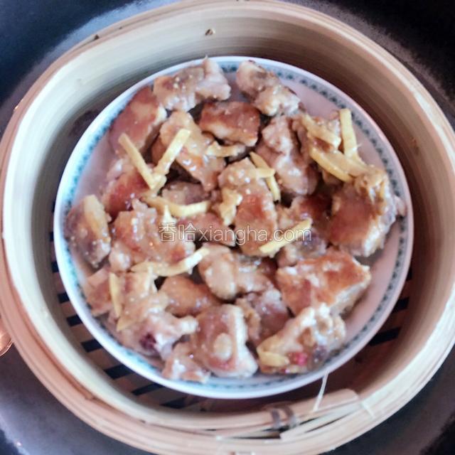 入蒸笼大火蒸20至30分钟出锅