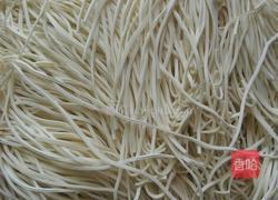 蒜苔焖面的做法图解1