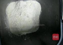 口菇蜜汁火腿肠培根披萨的做法图解2