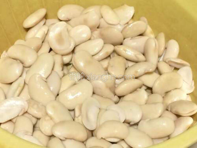 芸豆用水浸泡6个小时，去皮；