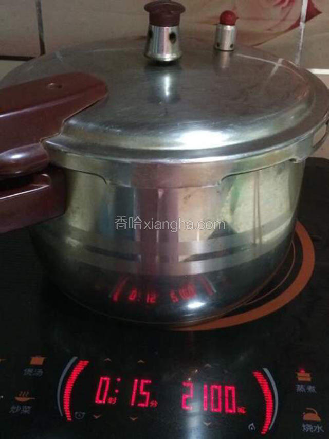 加适量水，1颗八角入高压锅，上气后煮15分钟；