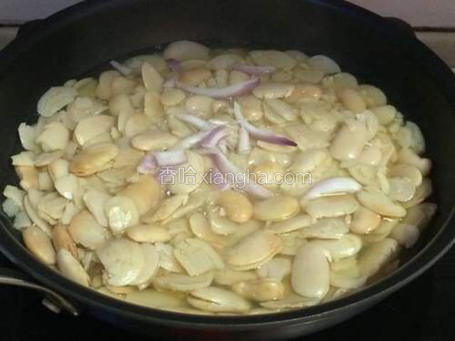 芸豆煮烂后，放进炒锅，加入少许洋葱、胡椒粒、盐，煮至水干，出锅前，加入适量鸡精；