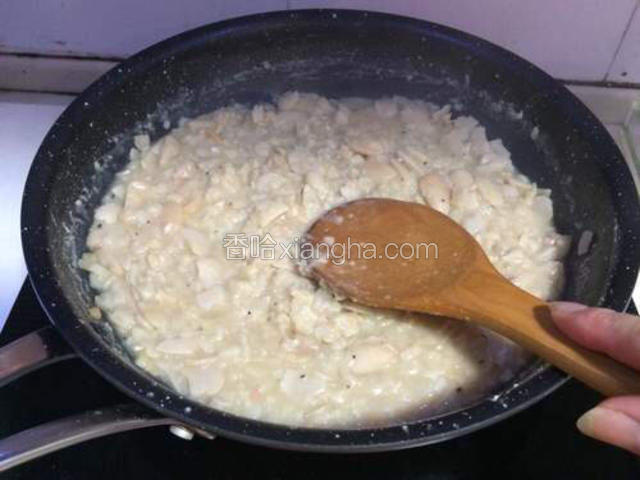 煮好的芸豆压成豆蓉，待用；