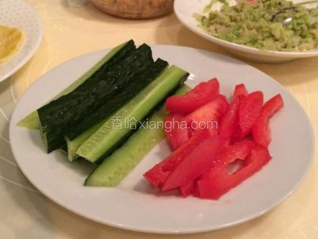 西红柿和黄瓜，分别切成长条；