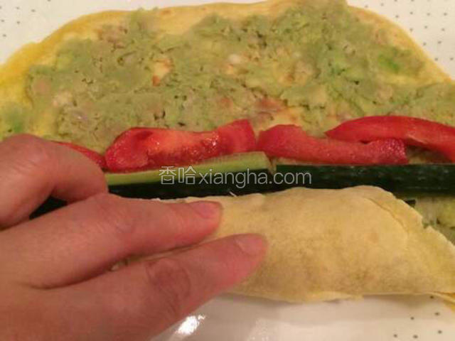 再铺上一根黄瓜条和西红柿条；