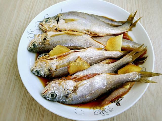 将黄花鱼去鳞除内脏后清洗干净放入盘中加入料酒2勺，蒸鱼豉油2勺，生姜片适量，盐适量用手均匀的抹上料汁后放一边腌制15分钟左右即可
