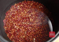 红豆薏仁牛奶粥的做法图解3