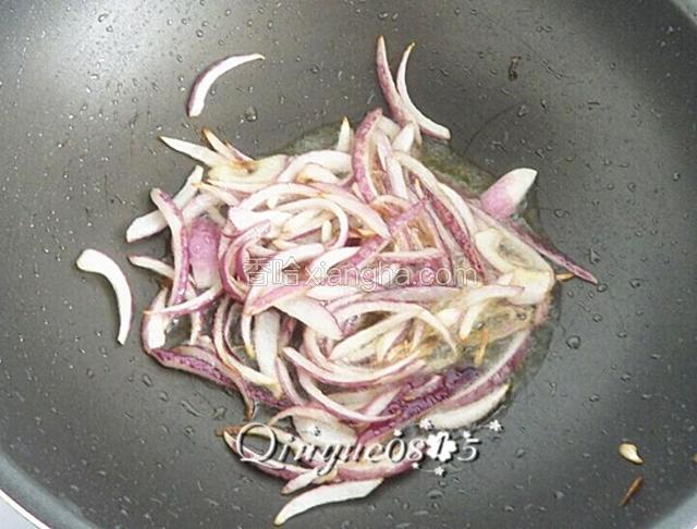 等洋葱炸至微焦，盛出葱油。