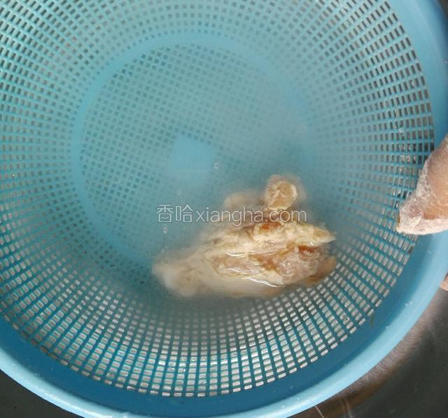 准备一盘冷水放入一个塞子把鸡翅根放下去摇一摇，小力一点摇。