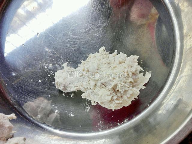 然后放入一个无水大一点的盘子里